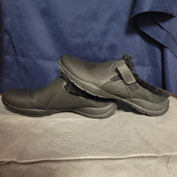 NWOT.  Clarks Roseville Collection Clogs. Size 9.  (510) - Picture 1 of 8
